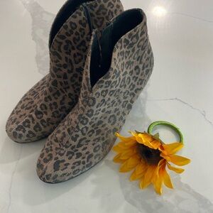 EUC Munro cheetah suede booties sz 9.5